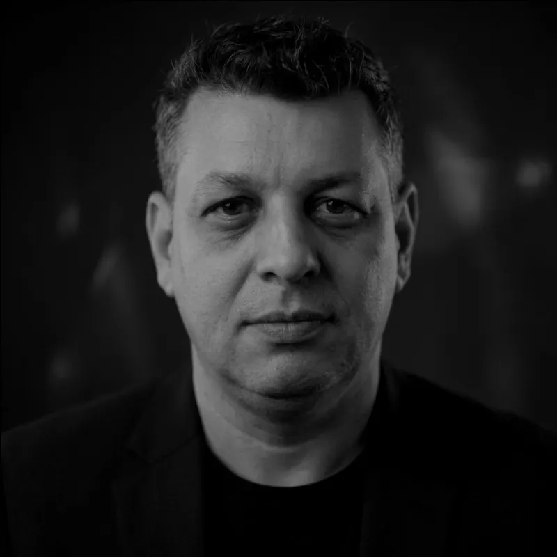 Retrato de Jaciel Placidino, fundador da Aleads, em preto e branco.